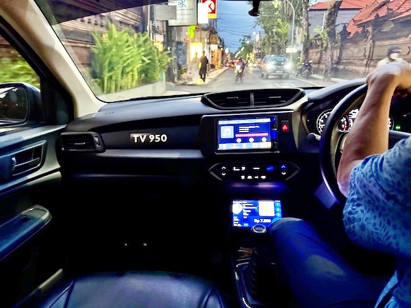 バリ島タクシーの運転席の様子
