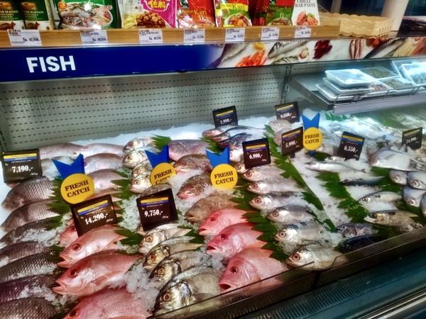 グランドラッキーの鮮魚売り場に並ぶエビと魚