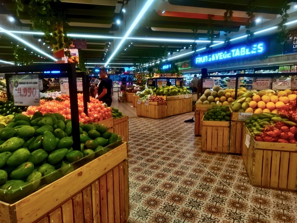 グランドラッキーの新鮮な野菜売り場