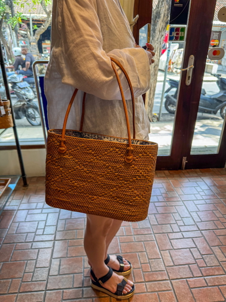 アシタバ バリ島で購入 ブラウン かごバッグ ボタン装飾付き アシタバ バリ島で購入 ブラウン かごバッグ ボタン装飾付き