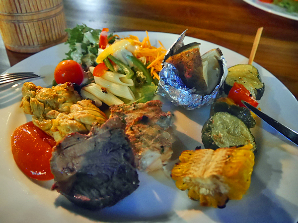 BBQビュッフェで取り分けたグリル料理