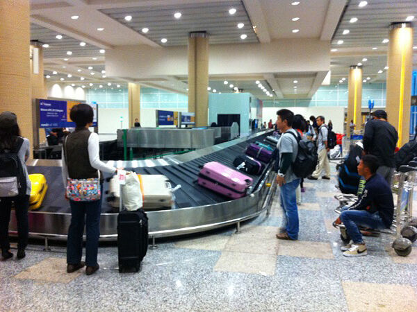 ングラライ空港の荷物が出てくる様子。