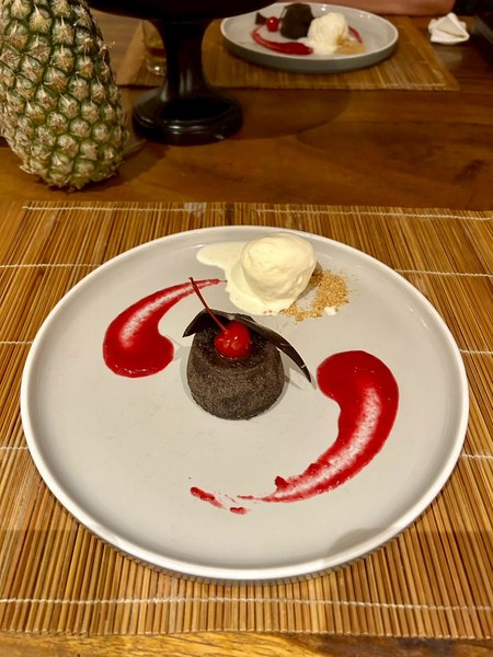 マセ キッチンのデザートのフォンダンショコラとアイスクリーム
