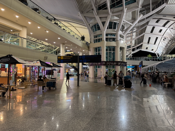 ングラライ国際空港の国際線到着階ロビー