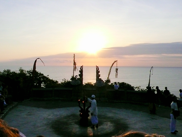 夕日が傾く空と海を背にした、開演前のウルワツのケチャ会場の舞台